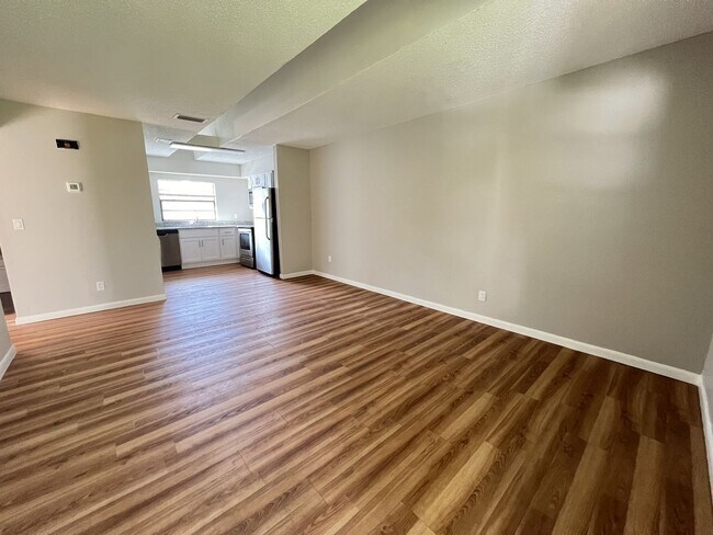 Building Photo - Updated 2 Bedroom / 1 Bathroom Upstairs Condo