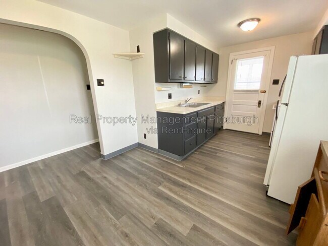 Foto del edificio - 7209 Front River Rd