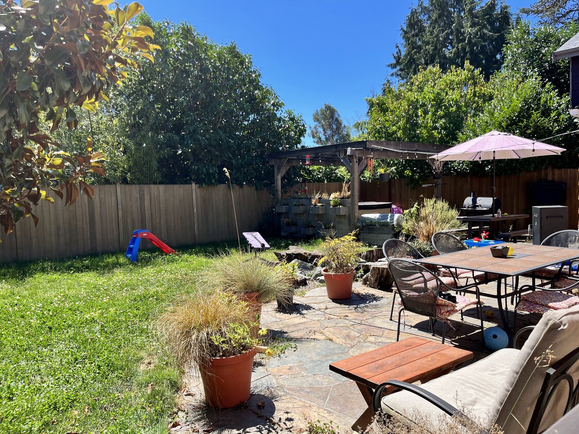 Fully fenced backyard, fire pit, hot tub - 629 NW 76th St