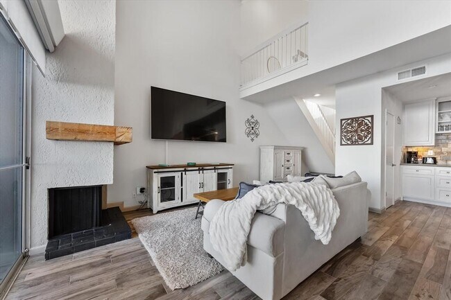 Foto del edificio - 3942 Knollcrest Dr