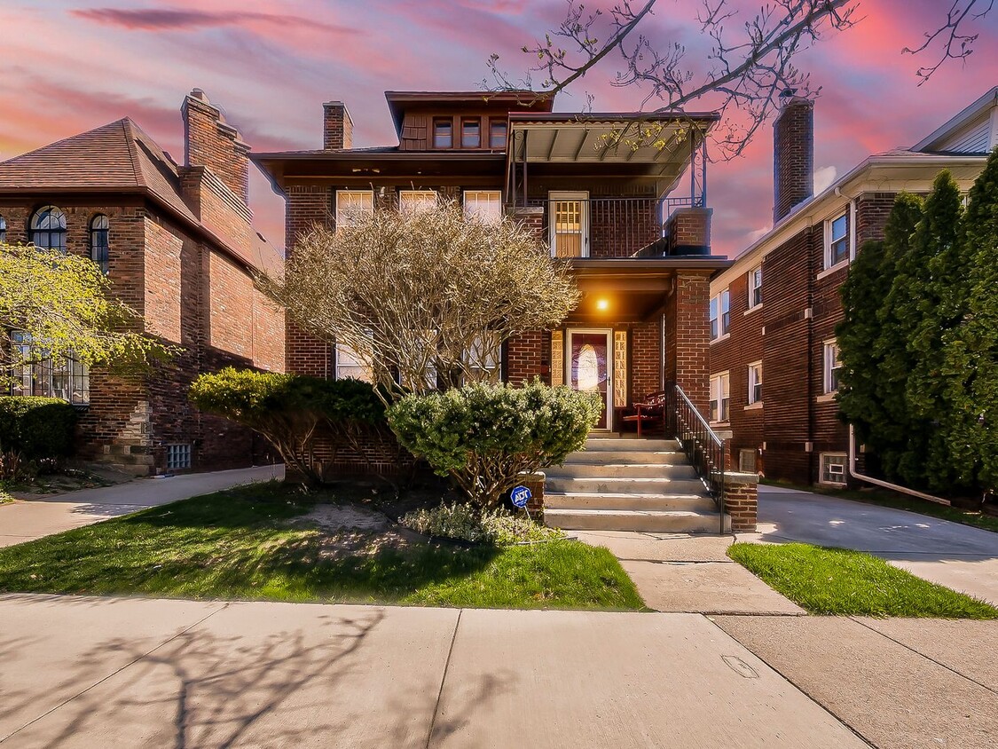 Foto principal - Welcome to this charming 2 bedroom, 1 bath...