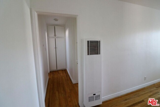 Foto del edificio - 7249 Bakman Ave