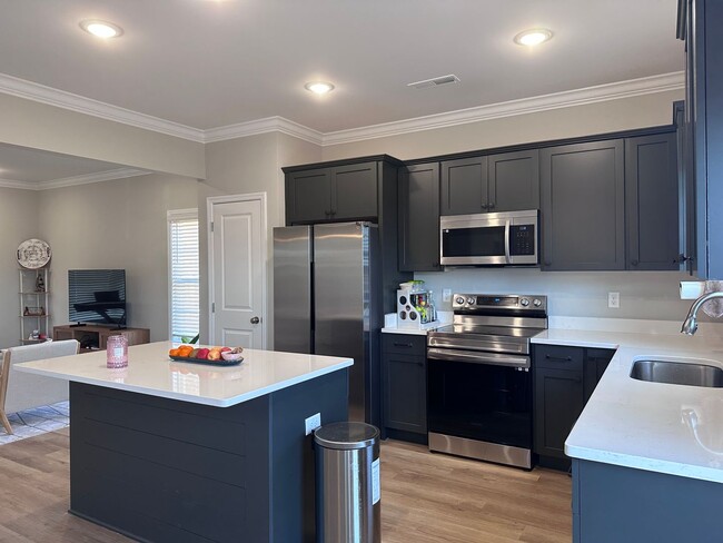 Building Photo - BEAUTIFUL TOWNHOME