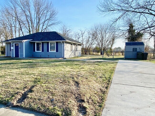 Building Photo - 323 Roane Dr