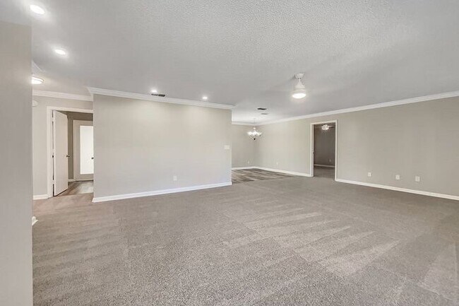 Building Photo - 6503 Manila Palm Way