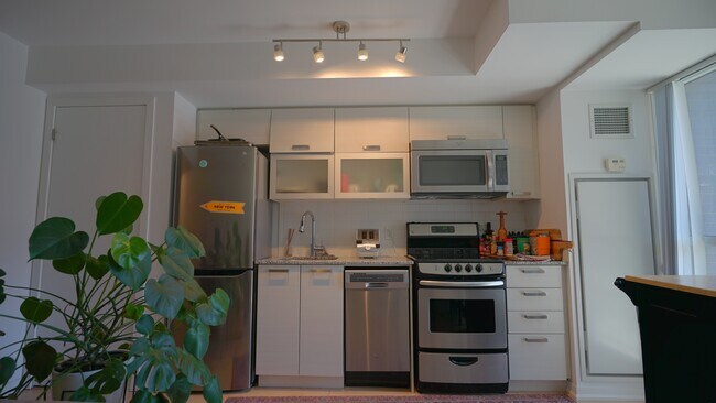 Building Photo - 1118-68 Abell St