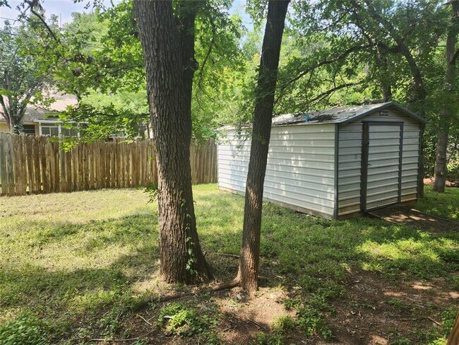 Building Photo - 1704 Hermitage Dr