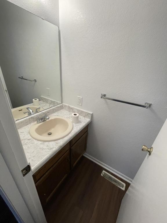 Foto del edificio - 2151 E Bridge St, unit a3