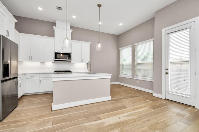 Building Photo - 305 Chobani Ln