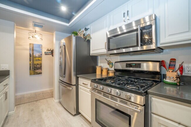Building Photo - 23680 Pondview Pl