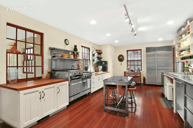 Foto del edificio - 93 Barnes Hole Rd
