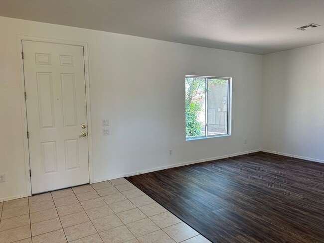 Foto del edificio - 4 Bed/2.5 Bath with Office/Den & LOADS of Closet Space! $500 off 1st Month Rent on March Move-In!!