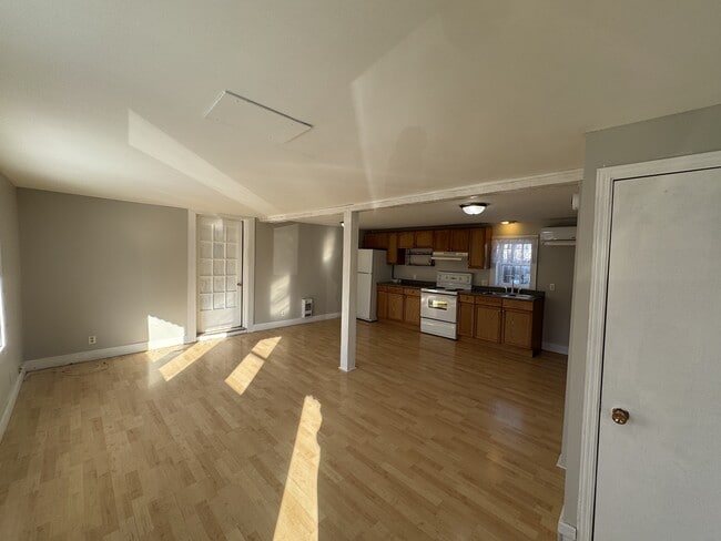 Building Photo - 318 Main St