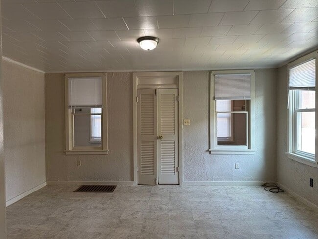 Building Photo - 467 N Pitt St