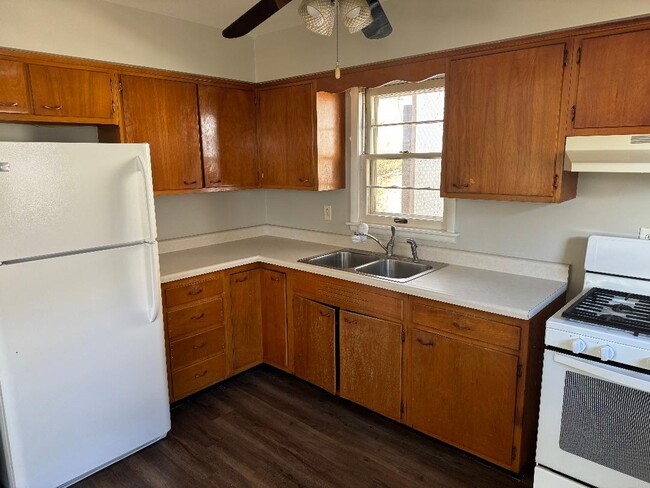 KITCHEN - 613 W Sheridan Ct