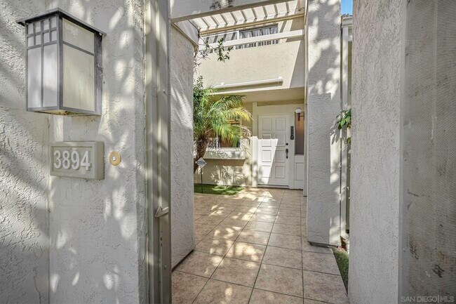 Foto del edificio - 3894 Radcliffe Ln