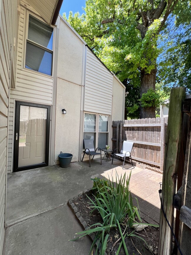 Building Photo - 813 Red Bird Ln