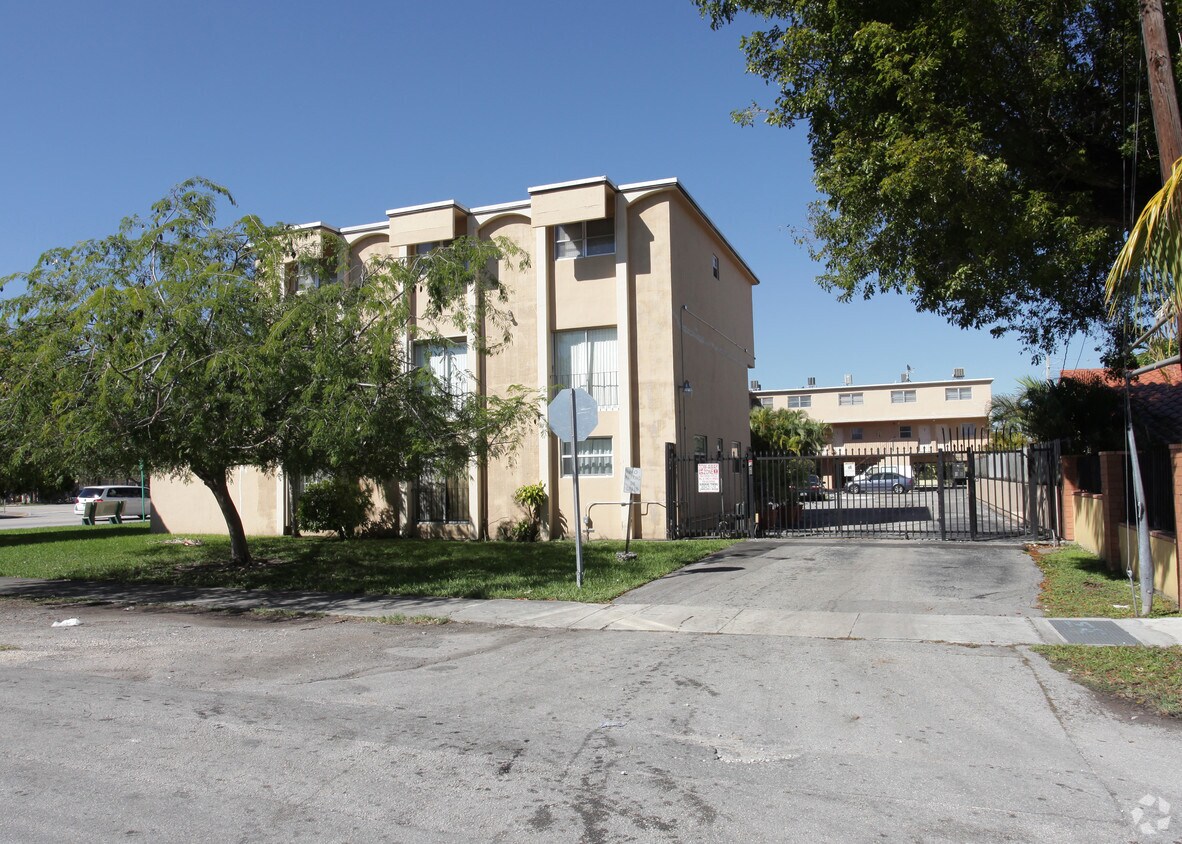 Foto del edificio - 1201 Le Jeune Rd