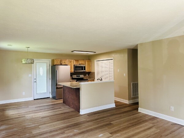 Building Photo - 586 Foxfield Rd