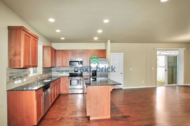 Building Photo - 3 Bed and 2.5 Bath Single-family Home Avai...