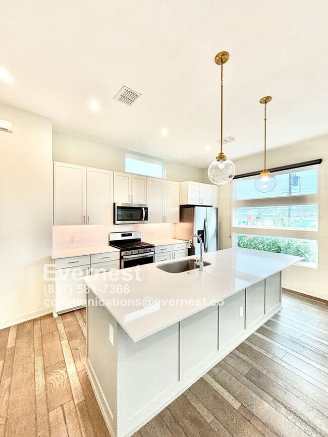 Building Photo - 2528 N Fitzhugh Ave