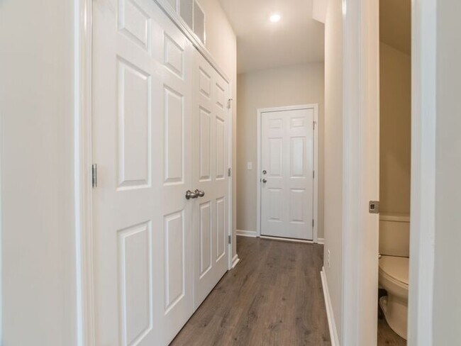 Foto del edificio - Beautiful 3BD/2.5BTH End Unit Townhome in ...