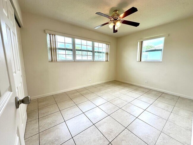 Foto del edificio - 1374 9th Ct