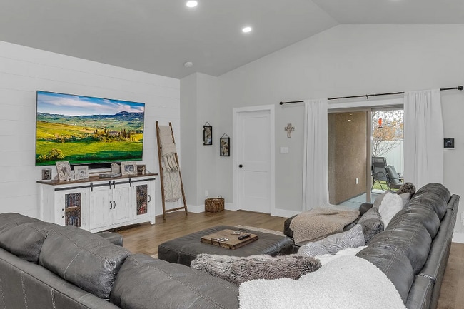 Building Photo - 205 Kelso Mesa Dr