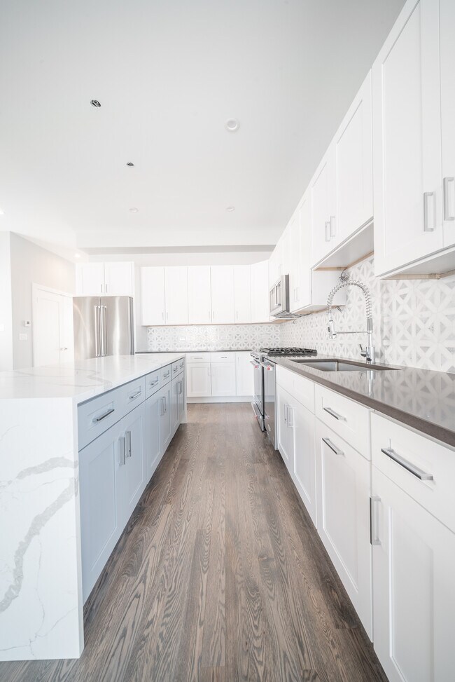 Foto del edificio - 556 W 18th St