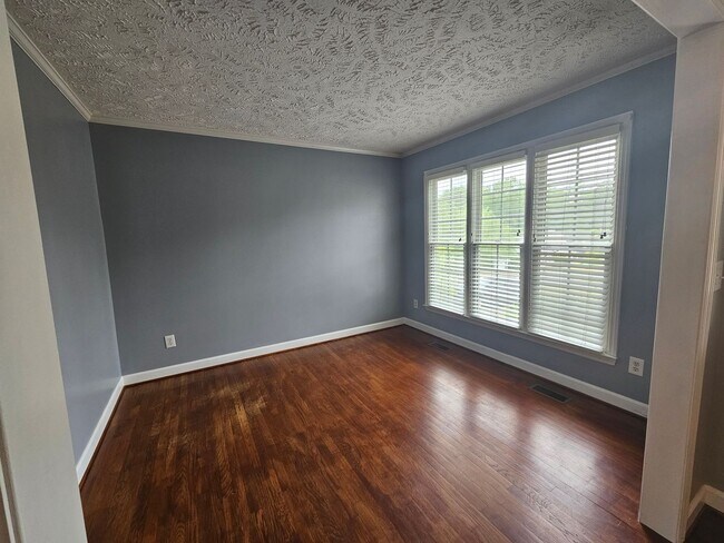 Foto del edificio - 4 Bedroom, 2.5 Bath Home Located in the Es...
