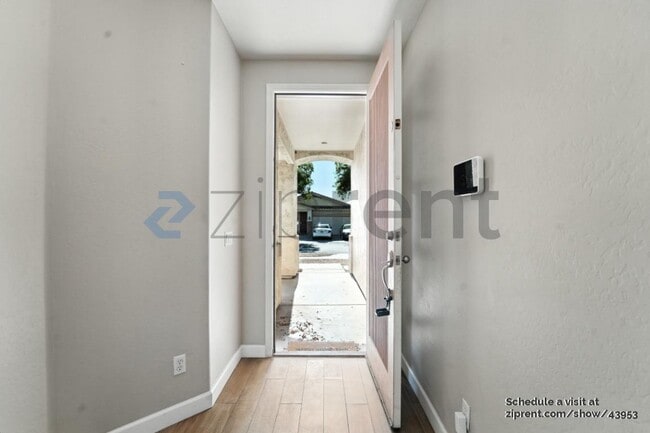 Foto del edificio - 6841 S 26th Pl