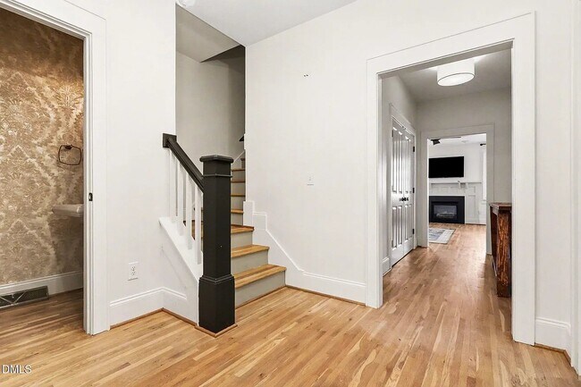 Foto del edificio - 3426 Falls River Ave