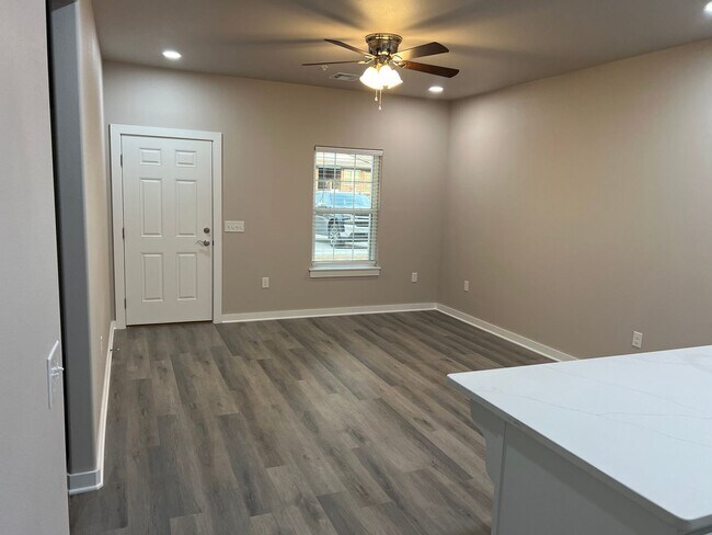 Foto del edificio - 923 Callie Ave