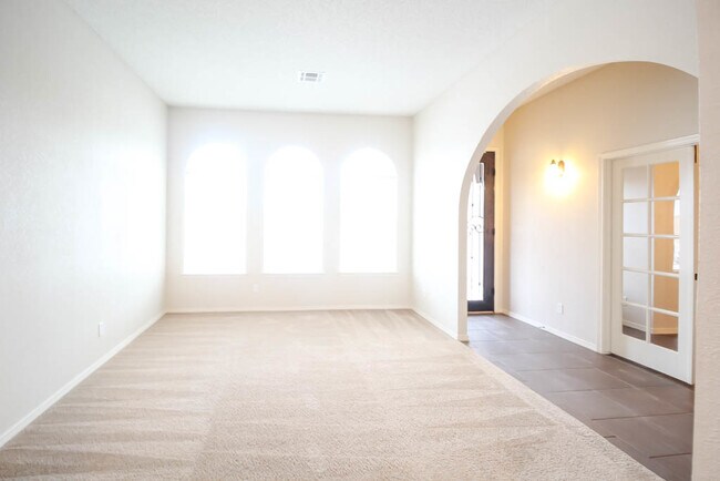 Building Photo - 813 Desert Bush Dr
