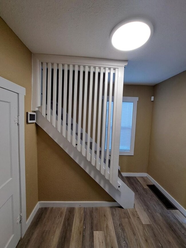 Building Photo - Price reduced! Move in by December half of...