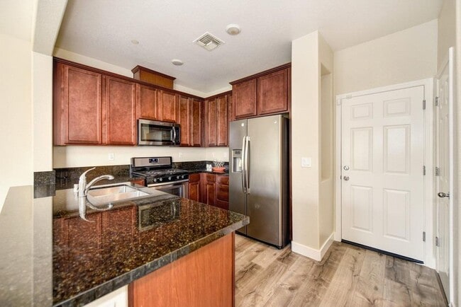 Building Photo - 3 Bed 2.5 Bath 2 Car Garage in Natomas