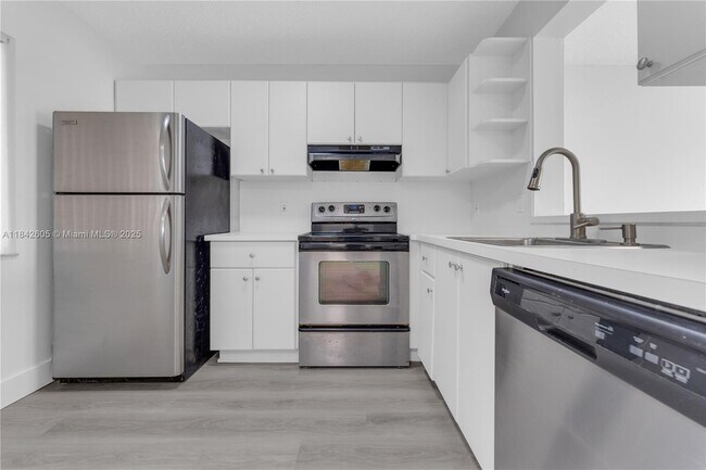 Foto del edificio - 8560 N Sherman Cir