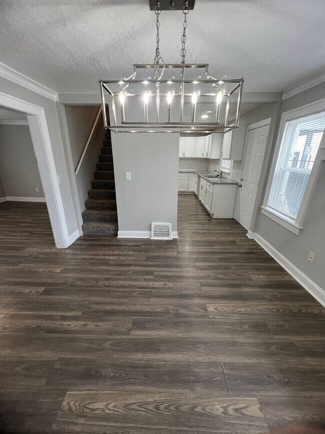 Building Photo - Modern Comfort Meets Convenience in This 4...