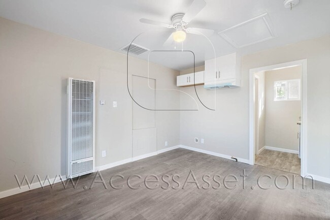 Building Photo - Breezy Open Concept 2 Bed/1 Bath Duplex Ho...