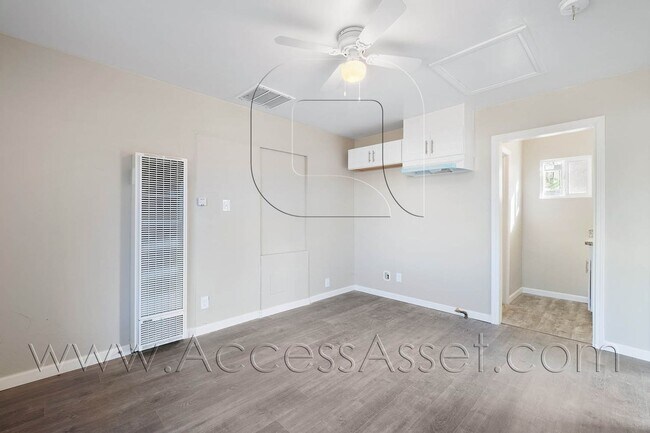 Foto del edificio - Breezy Open Concept 2 Bed/1 Bath Duplex Ho...