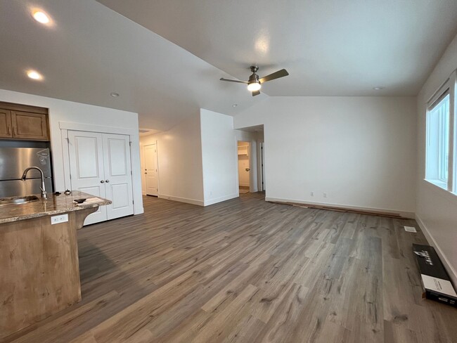 Foto del edificio - 3 Bed, 2 Bath Town Home w/ 2 Car Garage - ...