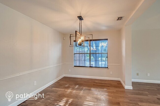 Building Photo - 998 Little Den Dr