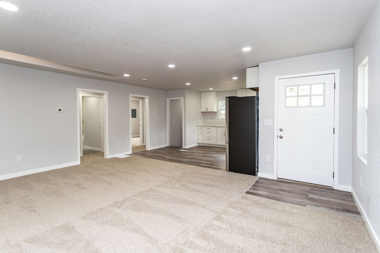 Primary Photo - Beautifully Refurbished Home Near Downtown...
