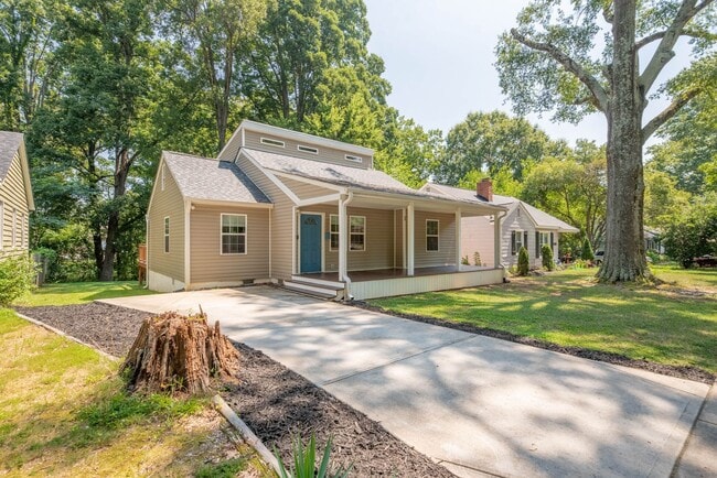 Building Photo - (Coming Soon) Renovated Home just minutes from Uptown!