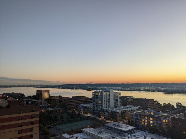 Foto del edificio - 400 Madison St