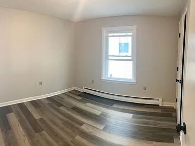 Foto del edificio - Sun-Filled 2-Bedroom in the Heart of Deering Center - Walk Everywhere