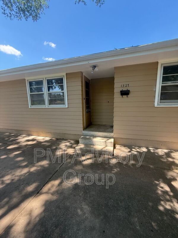 Foto principal - 1327 NE Winfield Ave