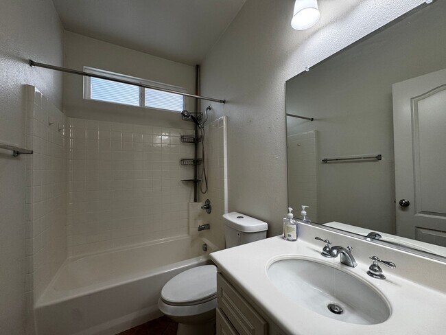 Building Photo - Spacious Temecula House with Bedroom and Bathroom on first floor!