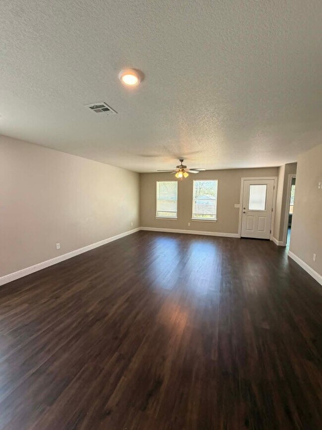 Building Photo - Charming 3 bedroom / 2 bathroom home in Oronogo Mo!! Fenced in Yard!! - Spacious and Move in Ready!!