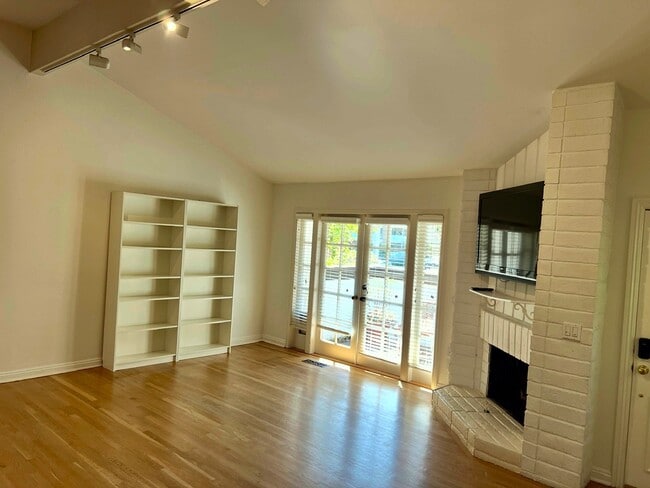Building Photo - 1586 Palisades Dr